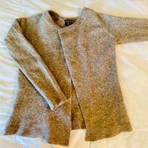 YEAR END CLOSE OUT - MAKE AN OFFER! 
Banana Republic Fine Yarn Cardigan